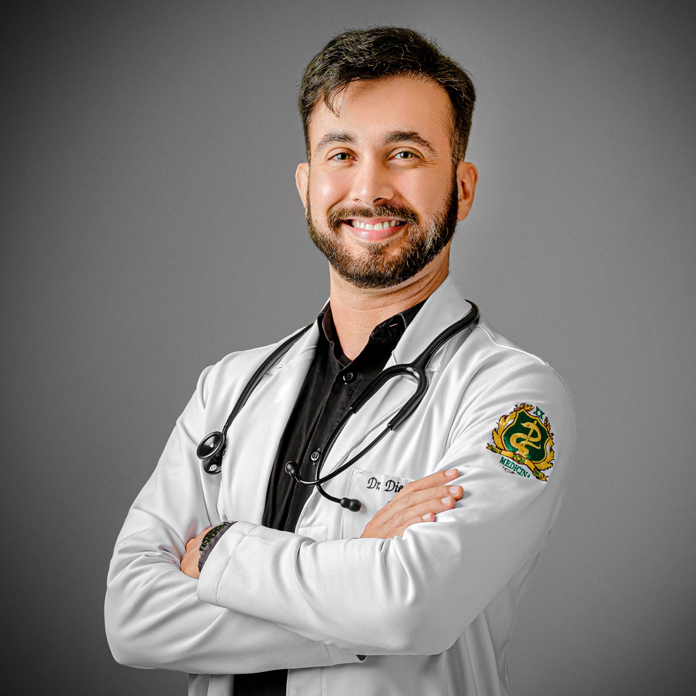 Diego Varela, médico, de jaleco e estetoscópio