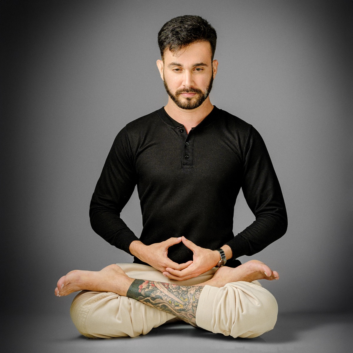Diego Varela em uma prática de meditação
